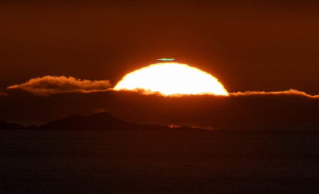 Blue-green Flash Separated from Sun